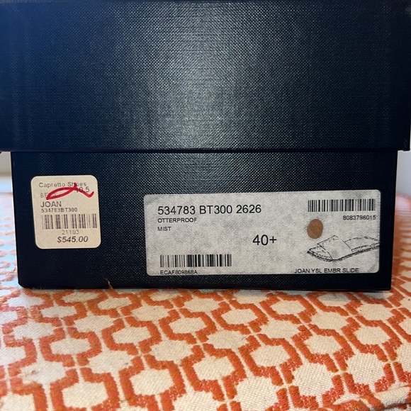 AUTHENTIC YSL SLIDES - Picture 5 of 5